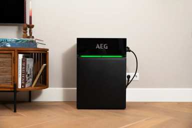 AEG Solarcube in de woonkamer, aangesloten op het stopcontact