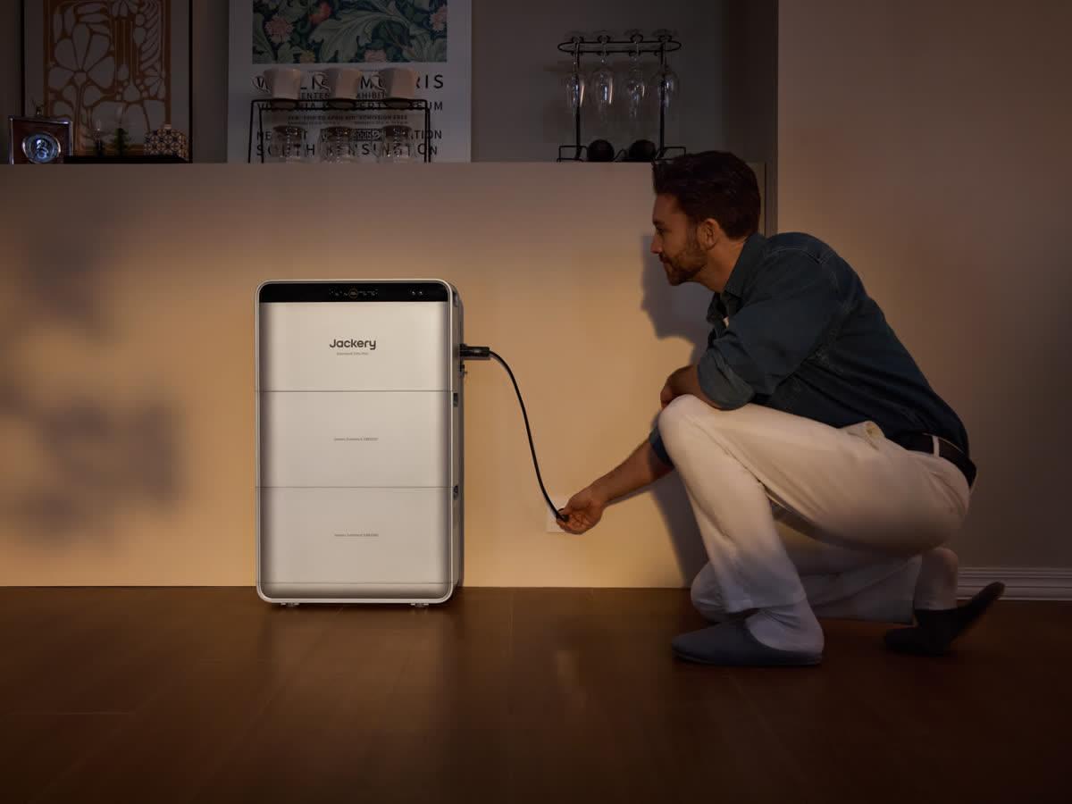 De Jackery Solarvault staat in de woonkamer en wordt op een gewoon stopcontact aangesloten